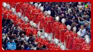 Cardeais eleitores formam ‘corredor vermelho’ em missa de abertura do conclave