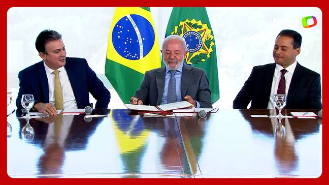 Em decreto assinado por Lula, MEC passa a proibir cursos de graduação 100% a distância