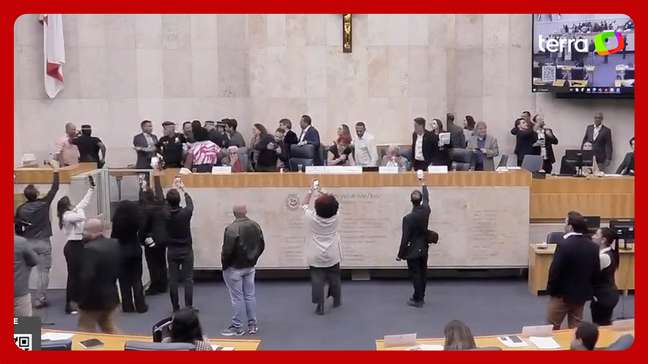 Vereador do PL e sindicalista trocam empurrões durante sessão sobre mototáxi na Câmara de SP